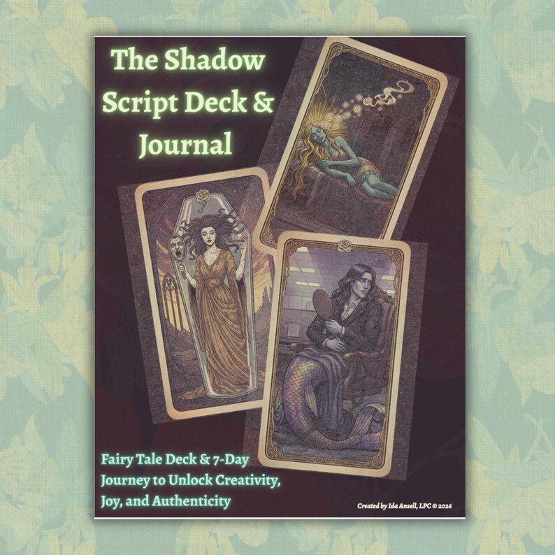 K&ouml;nnte beinhalten: Ein Kartenspiel und ein Journal mit dem Titel "The Shadow Script Deck & Journal" mit drei Tarotkarten-Illustrationen. Die Karten zeigen Bilder einer Frau in einem Sarg, einer Meerjungfrau und einer Frau mit leuchtendem Licht. Der Text lautet "Fairy Tale Deck & 7-Day Journey to Unlock Creativity, Joy, and Authenticity."