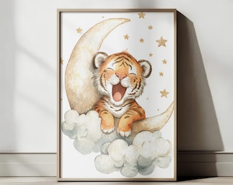 Può includere: Stampa incorniciata ad acquerello con un cucciolo di tigre sorridente seduto su una luna crescente. La tigre è arancione e nera, con la bocca aperta. La luna e le nuvole sono marroni chiare e bianche, con stelle dorate sullo sfondo.