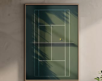 Può includere: Stampa artistica incorniciata con vista aerea di un campo da tennis. Il campo è verde con linee bianche, una rete nera e una pallina da tennis gialla. La cornice è marrone chiaro. Le ombre di un albero sono proiettate sul campo.