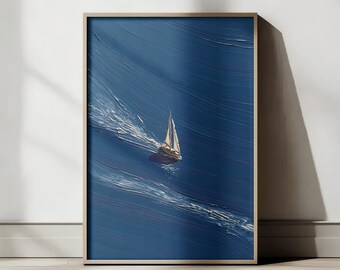 Può includere: Una stampa artistica incorniciata raffigurante una barca a vela che naviga su un mare blu intenso. L'opera presenta pennellate strutturate, creando un senso di movimento e profondità. La barca a vela ha una vela beige e uno scafo scuro.