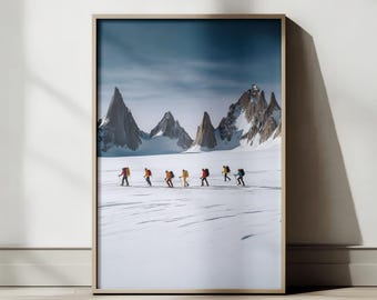 Può includere: Una stampa incorniciata raffigurante un gruppo di persone che camminano attraverso un paesaggio innevato. Gli escursionisti, con giacche e zaini colorati, sono piccoli rispetto alle imponenti montagne innevate sullo sfondo. Il cielo è azzurro.