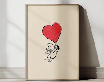 Può includere: Stampa artistica incorniciata con un'illustrazione stravagante di un cherubino che tiene in mano un grande palloncino rosso a forma di cuore. Il cherubino è disegnato con inchiostro nero, su sfondo beige chiaro e in una cornice di legno.