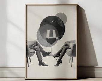 Può includere: Una stampa artistica incorniciata con un bicchiere di vino rosso, con un uomo e una donna seduti su sedie. L'opera d'arte ha uno schema di colori in bianco e nero con forme circolari sovrapposte sullo sfondo.