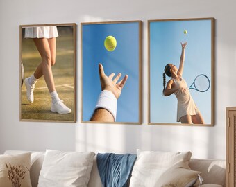 Può includere: Tre stampe da parete incorniciate a tema tennis. La stampa a sinistra mostra gambe con gonna bianca e scarpe da ginnastica su un campo. Quella centrale mostra una mano che raggiunge una pallina da tennis. Quella a destra mostra un servizio.