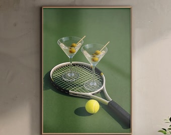 Può includere: Stampa incorniciata con due bicchieri da martini con olive, una racchetta da tennis e una pallina da tennis su sfondo verde. L'opera, in una cornice dorata, evoca un tema sportivo e sofisticato.