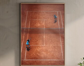 Può includere: Stampa incorniciata di una partita di tennis su un campo in terra battuta. Due giocatori in abiti blu sono visibili, con la rete e le linee del campo ben visibili. L'opera d'arte è presentata all'interno di una cornice di legno, per gli appassionati di sport.