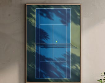 Può includere: Stampa incorniciata di un campo da tennis, visto dall'alto. Il campo è blu con linee bianche, una rete e una pallina da tennis gialla. Le ombre delle foglie di palma sono proiettate sul campo, creando un contrasto con i colori.