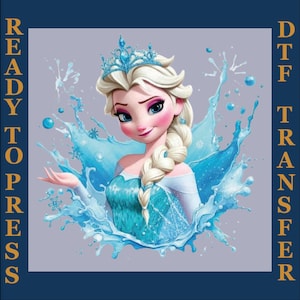 Könnte beinhalten: Ein digitales Transferbild mit einem Cartoon-Bild von Elsa aus dem Film Frozen. Elsa trägt ein blaues Kleid und hat blonde Haare. Sie ist von blauen Wasserspritzern umgeben.