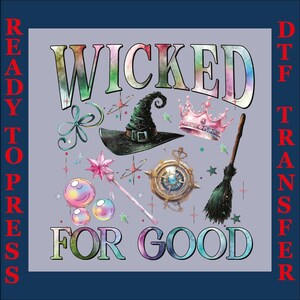 以下が含まれることがあります： カラフルな文字で「WICKED FOR GOOD」と書かれたDTF転写デザイン。魔女の帽子、王冠、コンパス、杖、泡、ほうきが含まれています。「READY TO PRESS」と「DTF TRANSFER」の文字が側面に印刷されています。