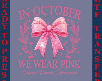 Op de afbeelding: Een roze strik-afbeelding met de tekst "IN OCTOBER WE WEAR PINK Breast Cancer Awareness" op een grijze achtergrond. De woorden "READY TO PRESS" en "DTF TRANSFER" staan op de zijkanten.