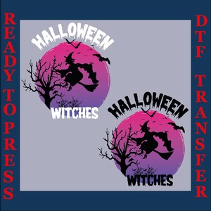 以下が含まれることがあります： ハロウィーンをテーマにしたグラフィック。ピンクと紫の月の前を飛ぶ魔女、裸の木、コウモリが描かれています。「Halloween」と「Witches」の文字は白です。DTF転写です。