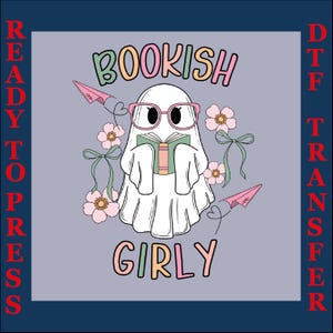 Bookish Girly Dtf, Book Lover Dtf Transfer, Dziewczyna, która kocha książki gotowe do druku, Słodki modny książkowy artystyczny projekt Dtf, Duch z książką Dtf