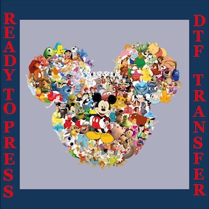 Könnte beinhalten: Ein DTF (Direct to Film) Transfer mit einer Collage von Disney-Charakteren in Form des Kopfes von Mickey Mouse. Das Bild enthält Charaktere aus verschiedenen Disney-Filmen. Die Wörter "READY TO PRESS" und "TRANSFER" sind an den Seiten aufgedruckt.