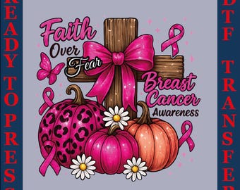 Op de afbeelding: Een grafisch ontwerp met een houten kruis versierd met een roze strik en de woorden "Faith Over Fear" en "Breast Cancer Awareness". Roze pompoenen, linten en madeliefjes maken het ontwerp compleet. De woorden "Ready to Press" en "DTF Transfer" staan op de zijkanten.