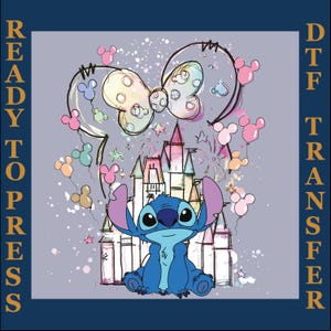 Puede incluir: Un personaje azul Stitch sentado frente a un boceto del castillo de Cenicienta con orejas de Mickey Mouse de colores y estrellas en el fondo. La imagen tiene el texto "READY TO PRESS" a la izquierda y "DTF TRANSFER" a la derecha.