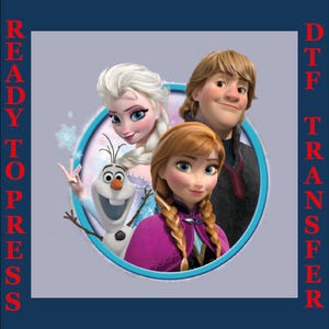 Könnte beinhalten: DTF-Transfer mit Figuren aus dem Animationsfilm Frozen, darunter Elsa, Anna, Kristoff und Olaf. Das Bild befindet sich in einem hellblauen Kreis vor einem dunkelblauen Hintergrund, mit den roten Worten "READY TO PRESS" und "DTF TRANSFER".