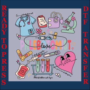 Puede incluir: Una ilustración colorida de la vida de un flebotomista. La imagen incluye un estetoscopio, un corazón, una jeringa, un tubo de sangre, una venda, un microscopio, un portapapeles y una bolsa médica. El texto "Soy un flebotomista" y "Phlebottomist life" están incluidos en la imagen.