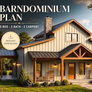 Può includere: Un piano casa barndominium con rivestimento verticale chiaro, tetto in metallo scuro, camino in pietra e portico con travi in legno. Il testo recita BARNDOMINIUM PLAN, 3 BED - 2 BATH - 2 CARPORT e la scritta INSTANT DOWNLOAD.