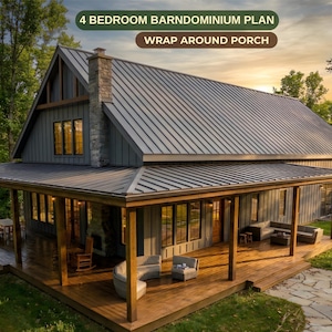Może przedstawiać: Nowoczesny dom w stylu stodoły z werandą dookoła. Dom ma szary metalowy dach, szare siding i kamienny komin. Weranda ma drewniany taras i jest wyposażona w miejsca do siedzenia. Tekst na zdjęciu brzmi: "4 SYPIALNIE PLAN BARNDOMINIUM" i "WERANDA DOOKOŁA."