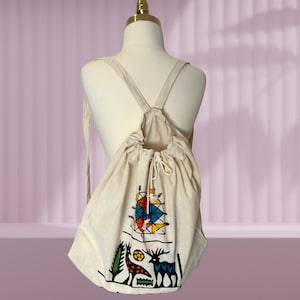 Mochila con cordón hecha a mano con estampado xilográfico: bolso bohemio de lona con diseño tribal de animales; mochila de algodón ecológico.