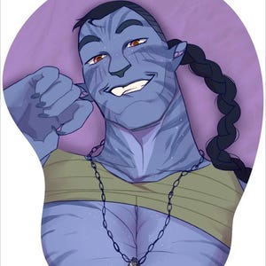 Puede incluir: Una alfombrilla de ratón con una ilustración digital de un personaje humanoide de piel azul con rasgos felinos, ojos color ámbar y una larga trenza oscura. El personaje viste una parte superior verde oliva claro y una fina cadena negra.