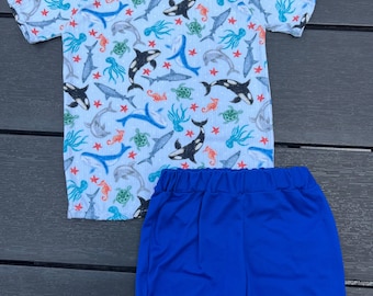 Conjunto de camiseta y ropa con estampado de animales marinos.
