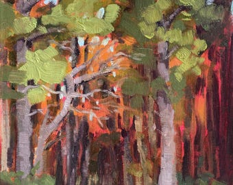 Op de afbeelding: Olieverfschilderij van een boslandschap. Een pad leidt het bos in, geflankeerd door bomen met groene bladeren en grijze stammen. De achtergrond heeft oranje en rode tinten. De handtekening van de kunstenaar staat rechtsonder.