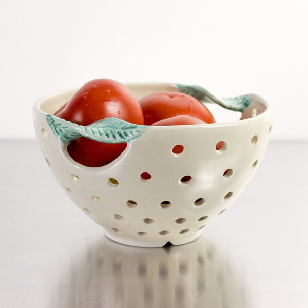 White Modern Berry Bowl Colander, grande ciotola in ceramica fatta a mano con manico verde blu ooak, articoli per la casa in ceramica moderna minimale smaltata bianca