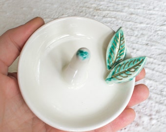 Ringhouderschaal, gepersonaliseerde sieradenopslag, aangepast gouden monogram, wit met groen blad