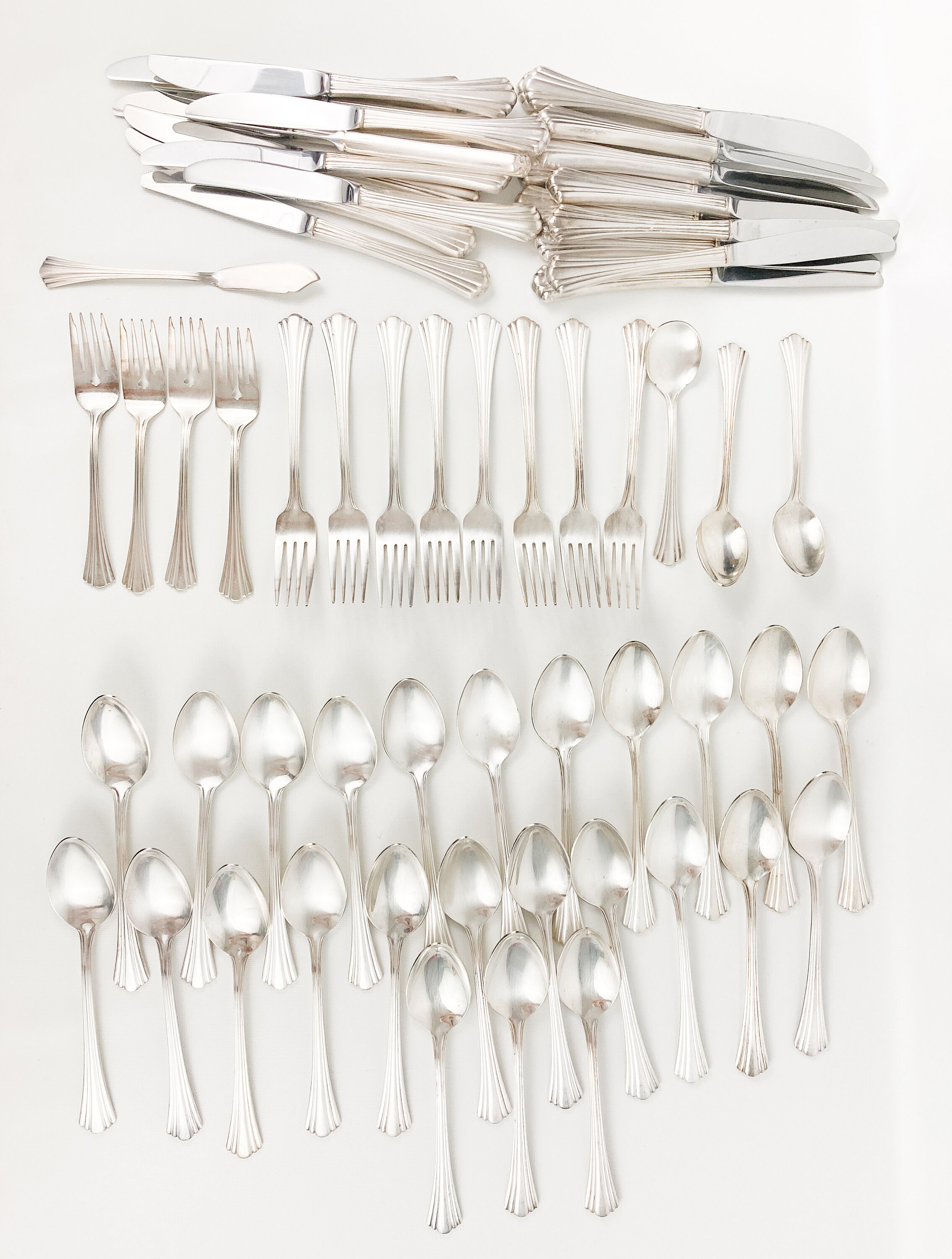 Vintage Olde Chelsea 1847 Rogers Bros (64 Pieces) Flatware EP/SP