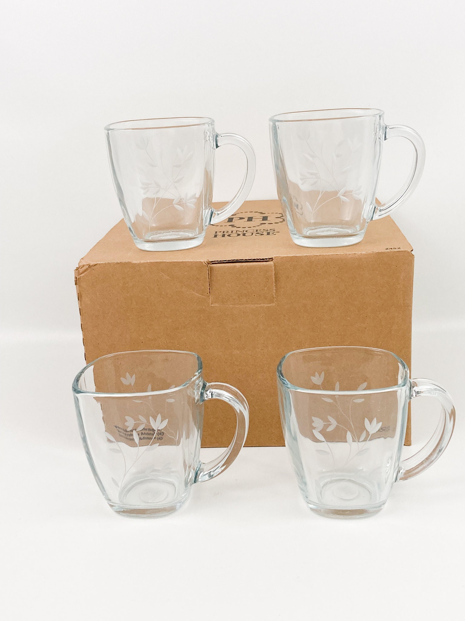 Featured Wholesale Square Glass Cup to Bring out Beauty and Luxury 