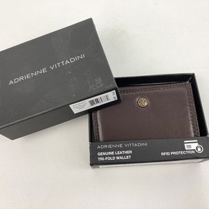 Cartera Adrienne Vittadini de cuero suave de tres pliegues para hombre, billetera marrón con bloqueo RFID y NIB