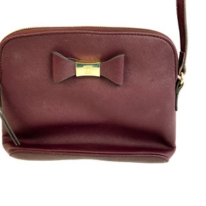 Cartera tipo bandolera Liz Claiborne en color vino/burdeos con detalle de lazo. ¡Como nueva!