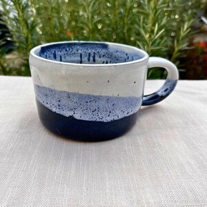 Handgemachte Keramiktasse, blaue und weiße Tassen, Küstengeschenk, hergestellt in Großbritannien