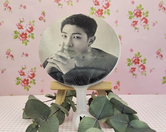 BTS Fächer mit Gruppenfoto & Memberfoto | K-Pop Fanmerch | Handfächer mit BTS Logo | ARMY Geschenk | Konzert Accessoire