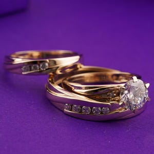 Conjunto de anéis trio para noiva, conjunto de anéis de prata esterlina banhados a ouro 14k para ela, conjunto de três anéis artesanais com diamantes redondos, conjunto de anéis para noiva, presente para ela