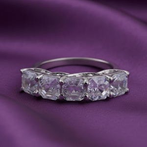 Anillo de compromiso de moissanita con corte Asscher para mujer, hecho a mano, minimalista, de oro blanco de 14 quilates y plata de ley.