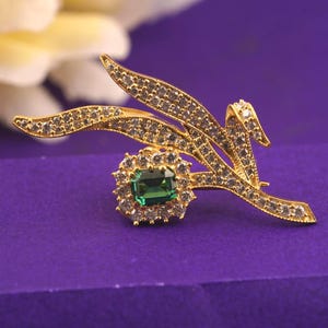 Broche florale, broche en argent sterling plaqué or jaune 14 carats pour femme, broche en pierres précieuses émeraude verte, broche en or unique, cadeau pour elle