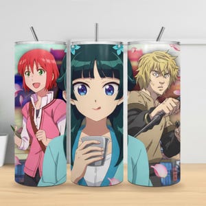 Può includere: Tre bicchieri in acciaio inossidabile con illustrazioni di personaggi anime. I personaggi hanno capelli rossi, verdi e biondi. I bicchieri hanno una cannuccia argentata e uno sfondo floreale. I bicchieri sono cilindrici.