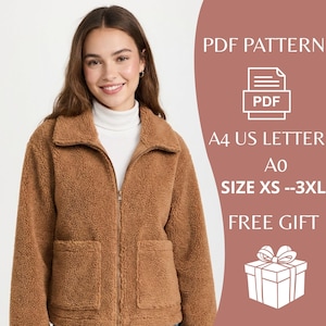 Puede incluir: Una mujer con una chaqueta marrón de peluche con cremallera y dos bolsillos delanteros. La chaqueta tiene un cuello ancho y se combina con un cuello alto blanco. El texto dice "PDF PATTERN", "A4 US LETTER", "SIZE XS --3XL" y "FREE GIFT".