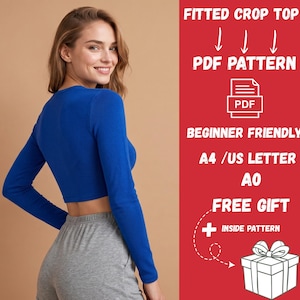 Puede incluir: Un top corto ajustado de color azul real con mangas largas y pantalones cortos grises. El panel lateral rojo presenta texto en blanco: FITTED CROP TOP, PDF PATTERN, BEGINNER FRIENDLY, A4 /US LETTER, A0, FREE GIFT + INSIDE PATTERN y un regalo.