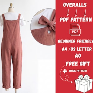 Peut inclure: Une combinaison terracotta avec un t-shirt blanc en dessous, présentée sur un mannequin. La combinaison a un détail de nœud sur le bavoir. Le texte sur le côté indique "OVERALLS PDF PATTERN BEGINNER FRIENDLY A4/US LETTER AO FREE GIFT".