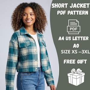 Puede incluir: Una mujer con una chaqueta corta a cuadros verde azulado y crema. La chaqueta tiene dos bolsillos en el pecho y está abotonada. El texto en el lado derecho de la imagen dice "SHORT JACKET PDF PATTERN" y "SIZE XS --3XL".