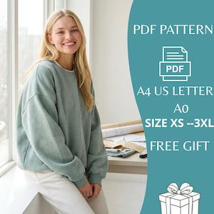 Puede incluir: Una mujer con una sudadera verde claro y pantalones blancos. La imagen incluye el texto "PDF PATTERN", "A4 US LETTER", "SIZE XS --3XL" y "FREE GIFT". La mujer sonríe y está sentada cerca de una ventana.