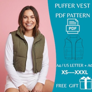 Peut inclure: Un gilet matelassé vert olive avec une fermeture éclair est porté sur un t-shirt blanc à manches longues. L'image comprend le texte "PUFFER VEST PDF PATTERN" et la gamme de tailles "XS----XXXL". Une icône PDF et un coffret cadeau sont également affichés.