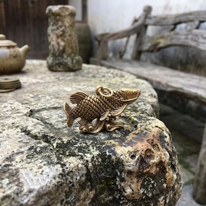 Colgante de pez arowana estilo latón antiguo, llavero de pez pequeño de metal vintage, decoración de escritorio, estante o mesa de té, regalo de la suerte coleccionable