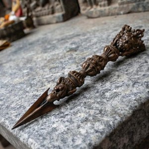Ornement Vajra Dorje en métal de style antique, statue spirituelle vintage de collection pour la décoration de la maison ou du bureau, cadeau de méditation