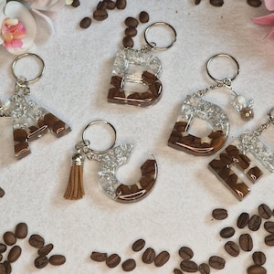 wunderschöne Buchstaben Anhänger aus Kunstharz mit Kaffeebohnen und Silberflocken, Schutzengel, Geschenk, Muttertag, Geburtstag, Hochzeit
