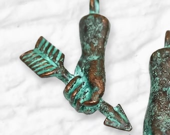 Pingente de mão segurando flecha, pátina verde cobre, charme tribal grego, joias boho do sudoeste americano.