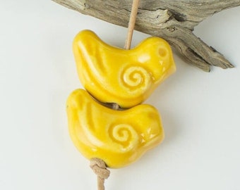 Grande perle oiseau jaune, oiseau en céramique de 2,5 cm, perles grecques émaillées grand trou faites main Focal, pendentif bois, perles de poterie bleue